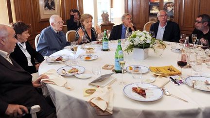 les membres de l&#039;Académie Goncourt autour de la table, chez Drouant
 (MICHEL GANGNE / AFP)