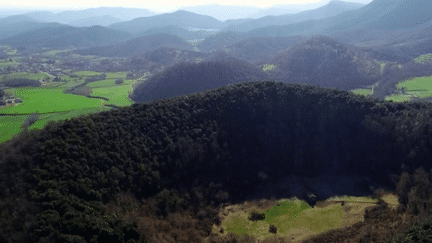 Direction ce mercredi 10 juillet la Catalogne, en Espagne. Dans cette région méconnue des touristes, les volcans façonnent la vie des paysages et des habitants.