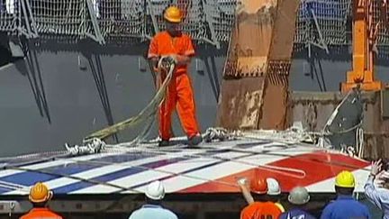 Un morceau de l'Airbus A330 qui s'est abîmé en mer, le 1er juin 2009. (France 2)