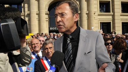 Le d&eacute;put&eacute; Lionnel Luca, &agrave; l'origine de la proposition de loi pr&eacute;conisant de diminuer de 10 % l'indemnit&eacute; des d&eacute;put&eacute;s, le 21 mai 2010 &agrave; Cannes (Alpes-Maritimes). (ANNE-CHRISTINE POUJOULAT / AFP)