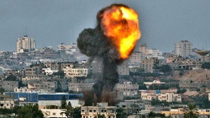 Une attaque isra&eacute;lienne dans la bande de Gaza, le 16 novembre 2012. (JACK GUEZ / AFP)