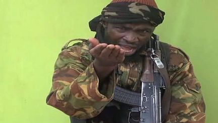 Le chef du groupe islamiste terroriste Boko Haram, Abubakar Shekau, dans une vid&eacute;o&nbsp;mise en ligne&nbsp;le 12 mai 2014. (BOKO HARAM / AFP)