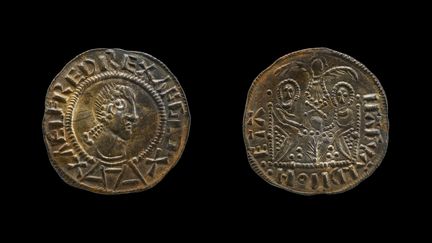 Pièces de deux centimes extrêmement rares, appelées "penny aux Deux empereurs" car y figurent le roi Alfred le Grand et Ceolwulf II, un monarque moins connu. (WEST MERCIA POLICE / AFP)