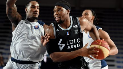 L'international français de l'ASVEL Guerschon Yabusele face au joueur de Roanne Juvonte Reddic (YVES SALVAT / MAXPPP)