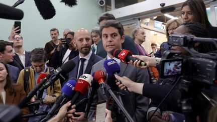 Le Premier ministre, Gabriel Attal, s'exprime lors d'un déplacement de campagne sur un marché à Paris, le 2 juillet 2024. (GEOFFROY VAN DER HASSELT / AFP)