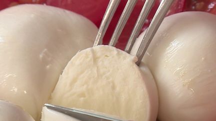 La mozzarella a dépassé le camembert en matière de vente en France. Pourquoi autant de succès ? Reportage en Italie. (FRANCE 3)