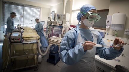 Le service de soins intensifs de l'hôpital Lariboisière à Paris (10e arrondissement), en avril 2020. (JOEL SAGET / AFP)