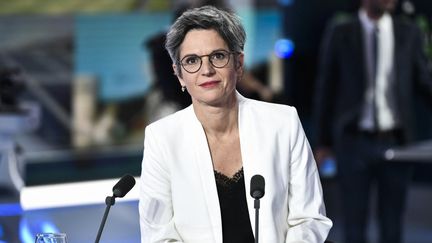 Sandrine Rousseau sur un plateau de télévision lors d'un débat de la primaire écologiste,&nbsp;le 22 septembre 2021. (STEPHANE DE SAKUTIN / AFP)