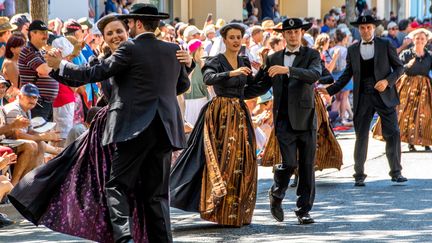 Des danses en couple pendant la grande parade du Festival Interceltique de Lorient le 5 août 2018. (MAUD DUPUY / HANS LUCAS)