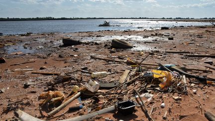 Des ordures laissées sur la rive de la rivière Paraguay, à Asunción, le 16 novembre 2019. (NORBERTO DUARTE / AFP)