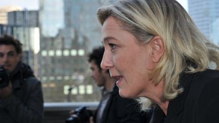 Marine Le Pen devant la banque franco-belge Dexia à Paris, le 17 octobre 2011. (Zaer BELKALAI / citizenside.com)