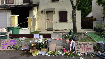 Des fleurs déposées devant le domicile de Chahinez Daoud, brûlée vive par son mari le 4 mai 2021 à Mérignac (Gironde). (CAROLINE BLUMBERG / EPA)
