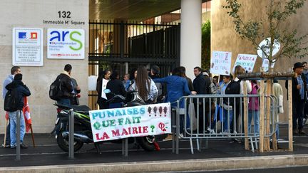 Un rassemblement intercollectif contre les punaises de lit devant les locaux de l'agence régionale de santé, à Marseille, le 4 novembre 2019. (GEORGES ROBERT / MAXPPP)