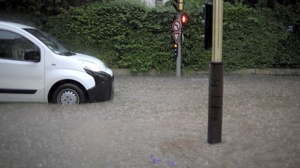 Les fortes pluies, les orages, et la grêle frappent le sud-est de la France samedi 23 novembre. Cela doit durer toute la journée et cette nuit. Un homme de 77 ans est porté disparu. (JEFF PACHOUD / AFP)