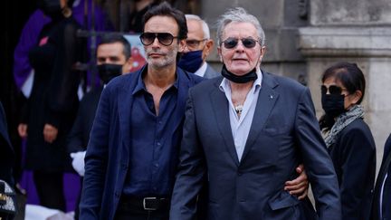 Alain Delon soutenu par son fils Anthony Delon lors des obsèques de Jean-Paul Belmondo, à l'église de Saint-Germain-des-Prés, à Paris, le 10 septembre 2021. (THOMAS SAMSON / AFP)