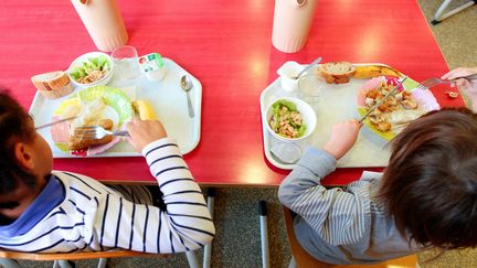 Des enfants mangent à la cantine dans une école de Marseille, le 7 juillet 2009. (MAXPPP)