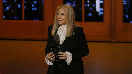 Barbra Streisand sur scène lors de la&nbsp;70e cérémonie des Tony Awards, le 12 juin 2016, à New York. (LUCAS JACKSON / REUTERS)