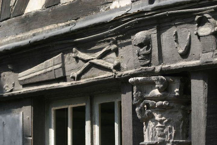 L'Aître Saint-Maclou de Rouen : figures macabres sur une façade
 (Photo12 / Gilles Targat)