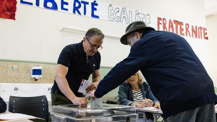 Un homme vote dans un bureau du 11e arrondissement de Paris, le 26 mai 2019. (DENIS MEYER / HANS LUCAS / AFP)