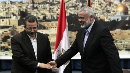 Le Premier ministre du gouvernement du&nbsp;Hamas, Isma&iuml;l Haniyeh, re&ccedil;oit le Premier ministre &eacute;gyptien,&nbsp;Hicham Qandil, &agrave; Gaza, le vendredi 16 novembre 2012. (MAHMUD HAMS / AFP)