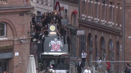 La ville rose était rouge et noire, dimanche 18 juin. La ville de Toulouse (Haute-Garonne) a célébré le titre du Stade Toulousain en Top 14 après la victoire contre La Rochelle. Un jour de fête sur la place du Capitole. (franceinfo)