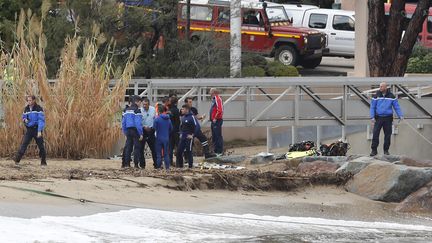 Les pompiers et les gendarmes du Var interviennent au bord de la Garonnette en crue à Sainte-Maxime où un épisode de fortes pluies a provoqué des inondations et la mort des deux passagers d'une voiture emportée par la mer. (SEBASTIEN NOGIER / EPA)