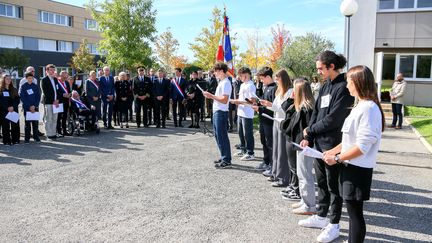 Une minute de silence en mémoire de Samuel Paty et Dominique Bernard au lycée Algoud-Laffemas, à Valence (Drome), le 14 octobre 2024. (NICOLAS GUYONNET / HANS LUCAS / AFP)