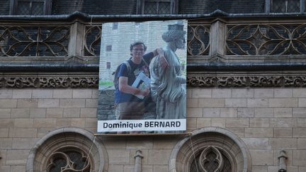 Un portrait de Dominique Bernard sur la façade de l'hôtel de ville d'Arras (Pas-de-Calais), le 19 octobre 2023 (FRANCOIS LO PRESTI / AFP)