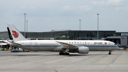 Un avion d'Air China, à l'aéroport de Montréal, le 1er juin 2018. (DANIEL SLIM / AFP)