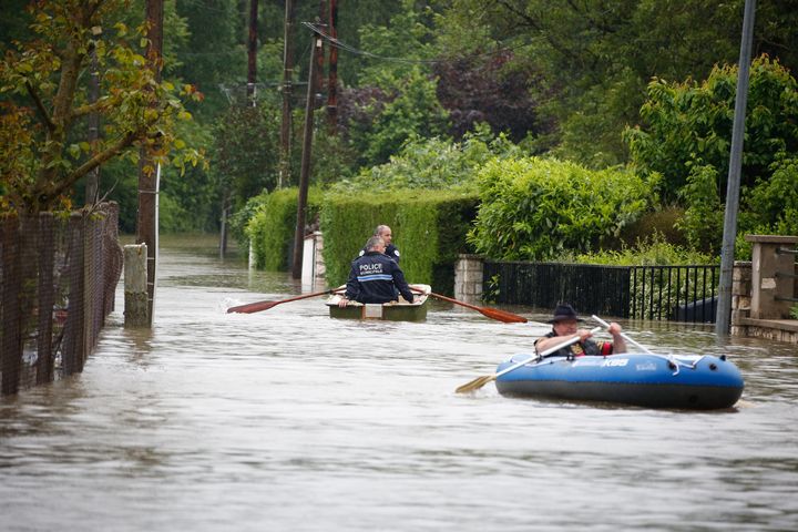 Des policiers municipaux patrouillent dans un quartier inondé de Melun (Seine-et-Marne) le 3 juin 2016. (CITIZENSIDE/PIERRE-JEAN GROUILLE / AFP)