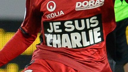 Le joueur dijonnais Romain Philippoteaux porte un maillot floqu&eacute; "Je suis Charlie" lors du match Dijon-Tours, le 9 janvier 2015. (  MAXPPP)