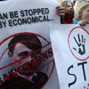 Des manifestants ukrainiens &agrave; Kiev (Ukraine), le 11 mars 2014. Leurs affiches comparent Vladimir Poutine &agrave; Adolf Hitler. (ANATOLII STEPANOV / AFP)