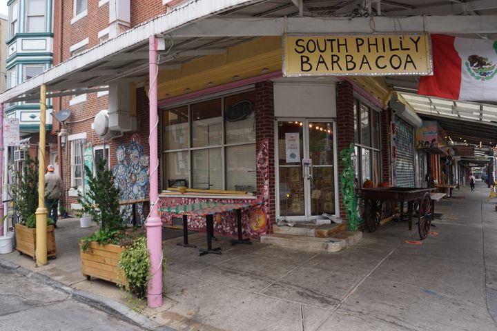 Cristina Martinez a elle-même décoré&nbsp;South Philly Barbacoa, avec des plantes, des mosaïques et des couleurs&nbsp;"comme au Mexique". (MARIE-VIOLETTE BERNARD / FRANCEINFO)