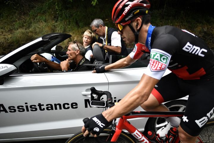 Florence Pommerie (in the background) in discussions with Patrick Bevin (BMC) during the Tour de France 2018. (MARCO BERTORELLO / AFP)