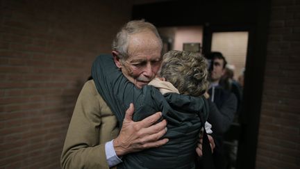 L'&eacute;crivain italien Erri de Luca est embrass&eacute; par une femme venue le soutenir, apr&egrave;s sa relaxe pour "incitation au sabotage" de la ligne Lyon-Turin dans son proc&egrave;s qui s'est conclu &agrave; Turin, le 1&ccedil; octobre 2015. (MARCO BERTORELLO / AFP)