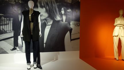 Expo "Margiela, les années Hermès" : à droite Margiela, à gauche Hermès..
 (Corinne Jeammet)