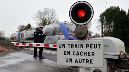 Des gendarmes surveillent un passage &agrave; niveau, le 22 d&eacute;cembre 2009, o&ugrave; un TER est entr&eacute; en collision avec une voiture, &agrave; Saint-Laurent-de-la-Pr&eacute;e (Charente-Maritime). (XAVIER LEOTY / AFP)