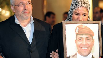 La m&egrave;re et le p&egrave;re d'Imad Ben Ziaten, tu&eacute; par Mohamed Merah, avant l'enterrement de la d&eacute;pouille de leur fils &agrave; Rabat (Maroc), le 24 mars 2012. (ABDELHAK SENNA / AFP)