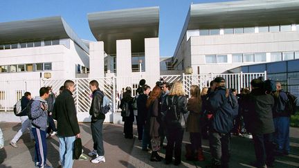 Des &eacute;l&egrave;ves devant le lyc&eacute;e Leonard-de-Vinci de Tremblay-en-France (Seine-Saint-Denis), le 26 mars 2002. (MAXPPP)