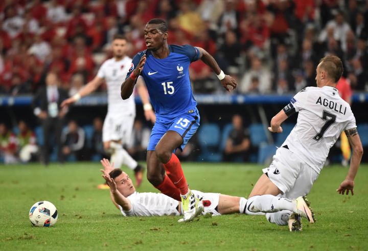 Paul Pogba perce le rideau défensif albanais