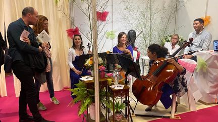 Le quatuor "En avant la musique", en démonstration au Salon du mariage à Paris, le 17 septembre 2022. (PAOLA GUZZO / FRANCEINFO)