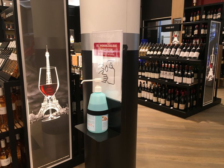 Du gel hydroalcoolique est accessible dans le hall et les magasins de l'aéroport d'Orly (Val-de-Marne), le 24 juin 2020. (WILLY MOREAU / RADIO FRANCE)