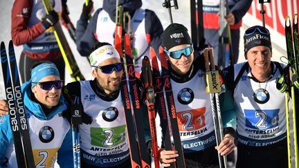 Simon Desthieux, Martin Fourcade, Emilien Jacquelin and Quentin Fillon Maillet ont remporté l'épreuve de relais masculin des Mondiaux de biathlon, le 22 février 2020, à Antholz, en Italie. (MARCO BERTORELLO / AFP)