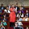 La présidente du groupe La France insoumise, Mathilde Panot, montre une fiole contenant des punaises de lit, à l'Assemblée nationale, le 3 octobre 2023. (ALEXIS SCIARD / MAXPPP)