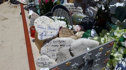 La tombe de Johnny Hallyday décorée de galets au cimetière de Lorient à Saint-Barthélémy, en mai 2018. (JÉRÔME VAL / RADIO FRANCE)