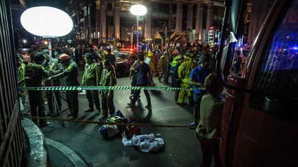 Des soldats inspectent les lieux apr&egrave;s l'explosion d'une bombe pr&egrave;s du sanctuaire Erawan, dans le centre de Bangkok, lundi 17 ao&ucirc;t 2015. (PAYEN GUILLAUME / ANADOLU AGENCY / AFP)