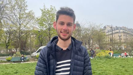 Martin, 20 ans. Étudiant à Lille, il explique pourquoi il soutient&nbsp;une candidature sans étiquette aux prochaines élections législatives. (MANON MELLA / FRANCEINFO)