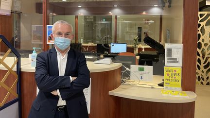 Yvon Le Tilly, directeur adjoint de l'hôpital de Chartres, appréhende particulièrement le mois de janvier, avec la hausse prévisible du nombre de contaminations, qui touchera aussi les soignants. (VALENTIN HOUINATO / RADIO FRANCE)