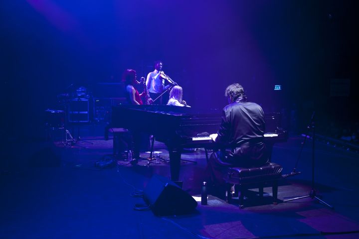 Chilly Gonzales et son liveband spécialement monté pour le Festival des Inrocks à l'Olympia. (RENAUD MONFOURNY/ INROCKS FESTIVAL)