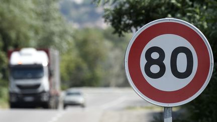 Un panneau de limite de vitesse sur une route entre Gervans et Tain-l'Hermitage, dans la Drôme, le 2 juillet 2015. (PHILIPPE DESMAZES / AFP)